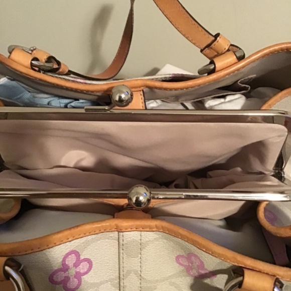 🔥COACH, Shoulder bag, see photos , very light stains on inside, exterior great - Picture 6 of 12